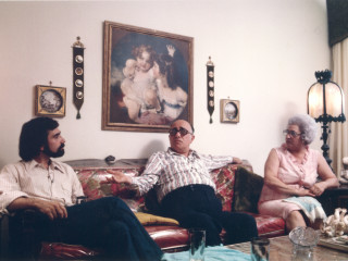 Martin Scorsese mit seinen Eltern Charles und Catherine Scorsese im Film ITALIANAMERICAN (1974). Foto: Martin Scorsese Collection, New York